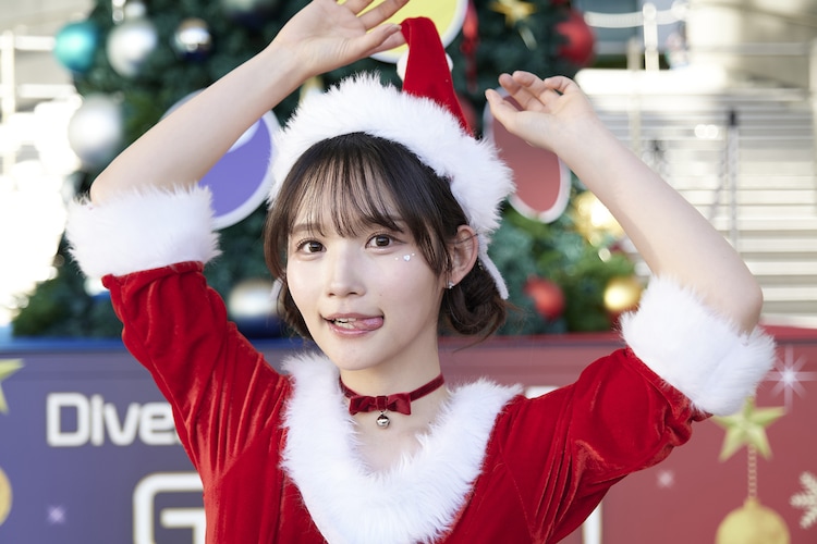 クリスマス サンタ クロースが海の波でサーフィン夏のクリスマスPremium AI生成画像