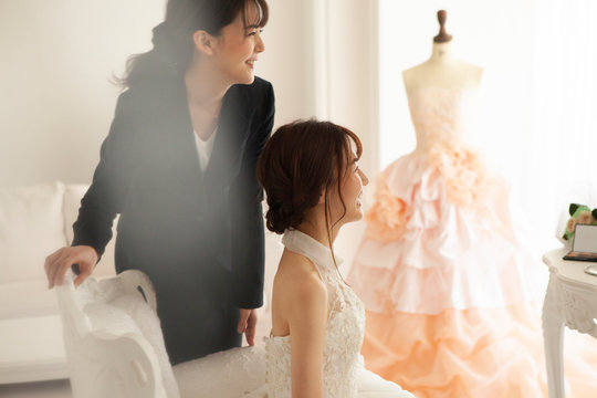 BRIDAL CREATOR'S FILE シンプルな線で描くイラストクリエイター最新ブライダル業界情報なら、専門業界紙発行のブライダル 産業新聞社