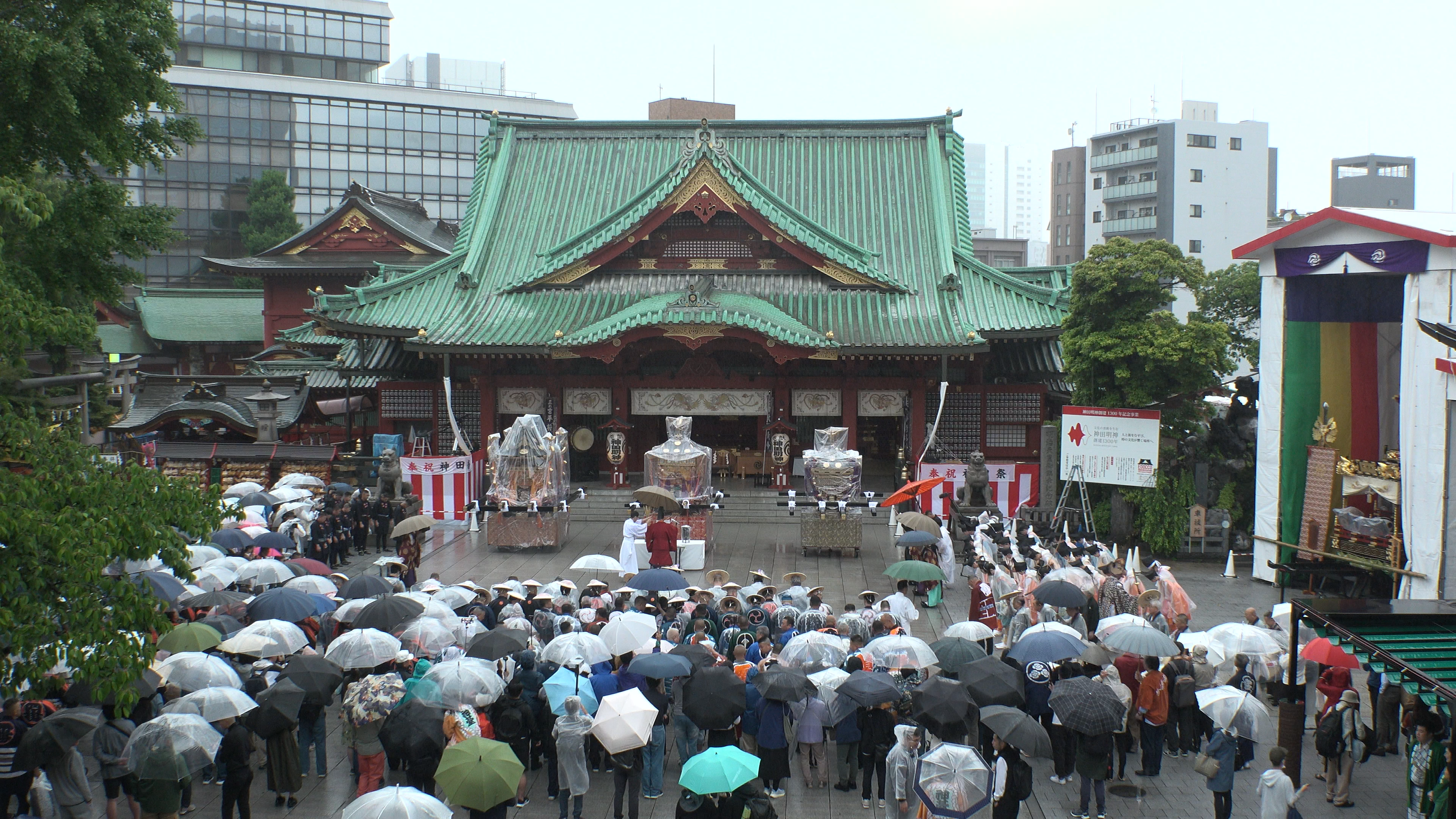 太鼓まつり宮入八幡の夏の風物詩、太鼓まつりが今週末7月13日 土 14日㊗️に開催されます。石清水八幡宮摂社である高良神社の例祭で、八幡市民の楽しみと言えば、お神輿！各地区からお神輿が数基出て、町内を練り歩きます。 7月13日はそれぞれのお神輿が町内を巡行 区