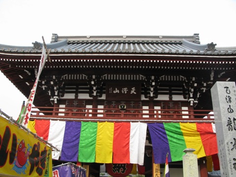 久々寝釈迦まつり見にいきました✨屋台のだけど気になってた10円パン食べました😋数年前ここでフリマ出店しました。今回も少しあります。花粉は辛い時期だけど、あったくて気持ちいい😙👏 寝釈迦まつり 鈴鹿市 屋台 フリマ 10円パン お祭りは楽しい