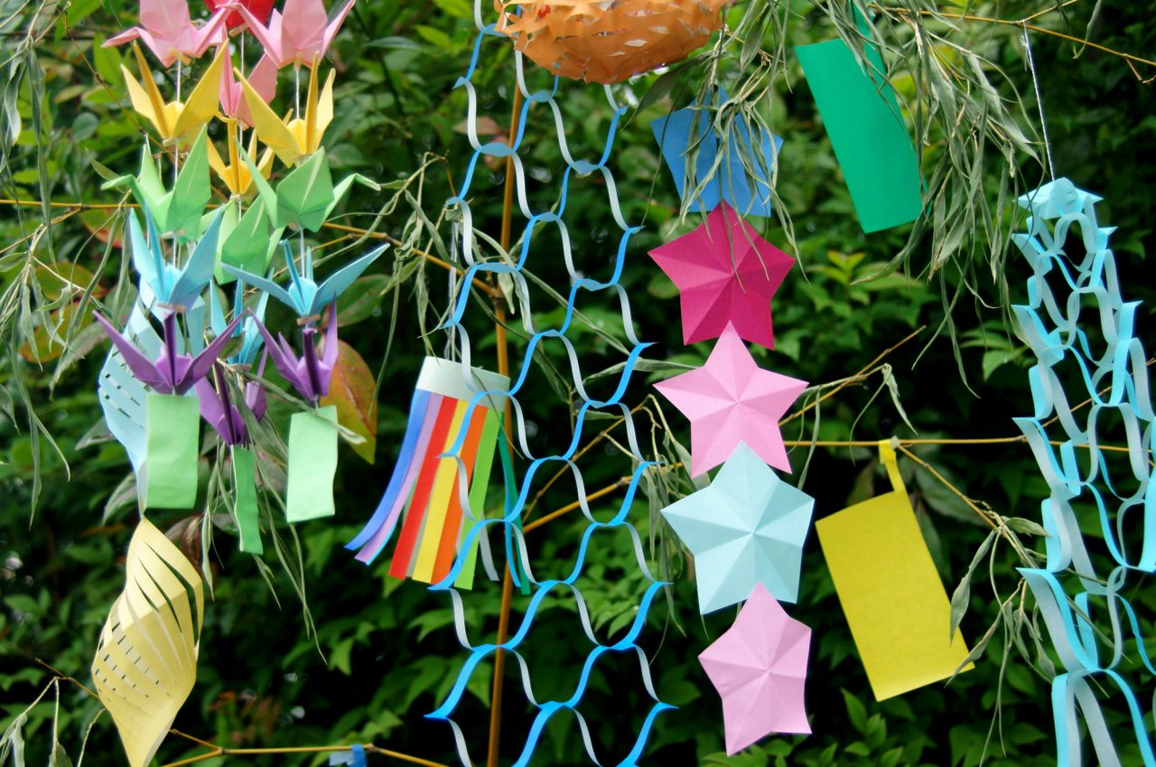 まあみ元保育士の製作アイデア@maami_seisakuidea昨年の投稿を再編集しました💡七夕飾りにぴったり🎋✨まんまるすいかのちょうちん🍉 吊るして飾ると、くるくる回ってかわいいです🌀 貼るところは大人がすると、小さいクラスも作れます🙆🏻‍♀️Instagram