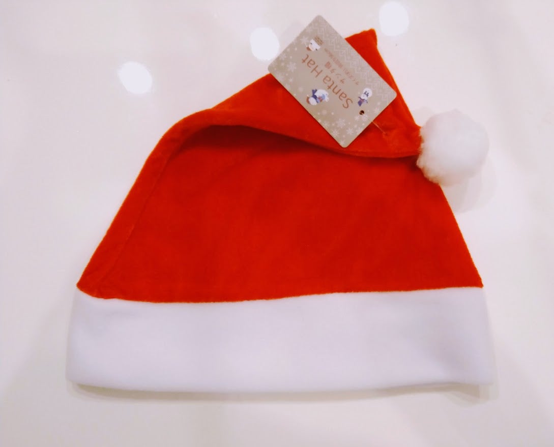 セリアとダイソーで売ってた 今期のサンタ帽を比べてみました ペット用、ぬい用として100均で売られているお手軽アイテムのサンタ帽 ①DAISO ペットの 帽子 すっぽり被れる ②今回買ったDAISOのサンタ帽1つとセリアのサンタ帽とサンタ帽付きクリップ ③Seria 小型犬、猫の