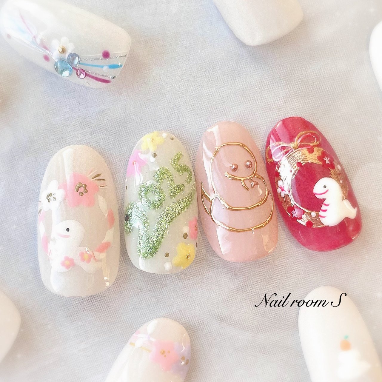 2025年秋トレンド ゴールド お正月のネイルデザイン集人気順ホットペッパービューティ