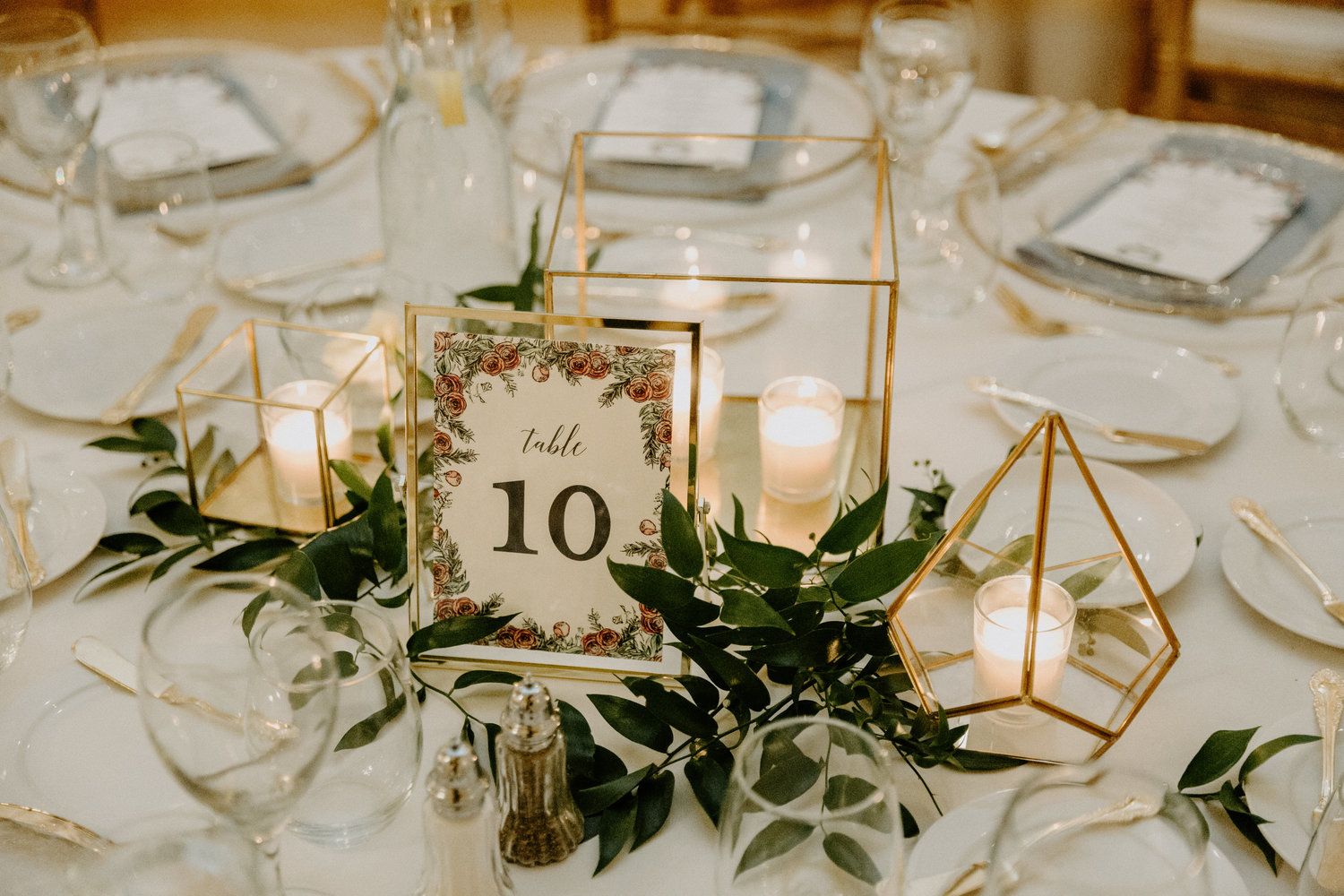 披露宴のメインテーブル 高砂席 飾り方！装花なしでもかわいい