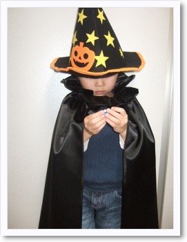 pierrot_sensei衣装製作 ハロウィンマント . まだ間に合う！ 100円ショップに売ってる材料だけで 自分だけのオリジナルハロウィンマントを作っちゃおう♪ . 先生が全部作るより 子どもと一緒にたのしく作れるのって 最高じゃない😁？♡ . ワンピースとかも簡単に作れ