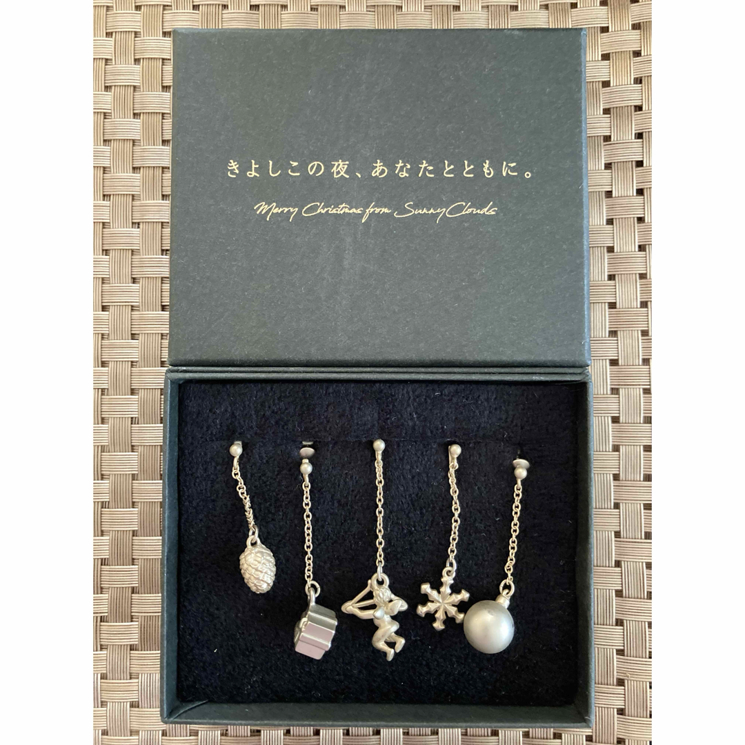 クリスマスツリー プレゼントモチーフ ゆらゆら♪ 揺れる ハンドメイド ピアス - メルカリ