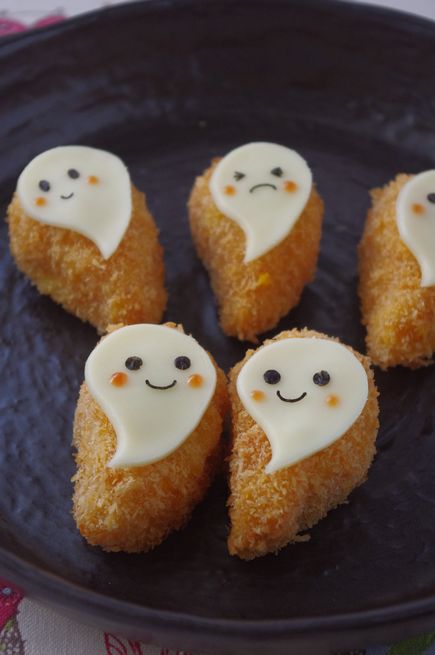 ☆ハロウィンの給食☆ ・ハロウィンカレー ・おばけかぼちゃゼリー ☆ハロウィンのおやつ☆ ・やんやんつけ棒 ・おばけマフィン ・大学芋◎ゼリーはみかん缶をかぼちゃに見立てました。 おやつはバイキング形式でした。カレーの食べすぎで、おやつがなかなか入らなかった