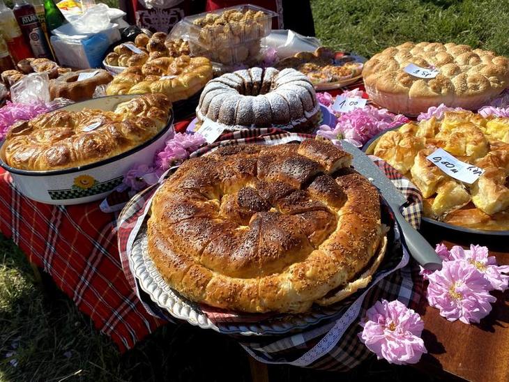 ブルガリアカルロヴォ Карлово ローズフェスティバル バラ祭りブルガリアのカルロヴォで行われたバラ祭りへ🌹 ブルガリアはバラ の栽培が盛んで、5月中旬から6月中旬のバラの開花時期に合わせて各地でバラ祭りが開催されます。 伝統的なダンスやバラのプリンセスの