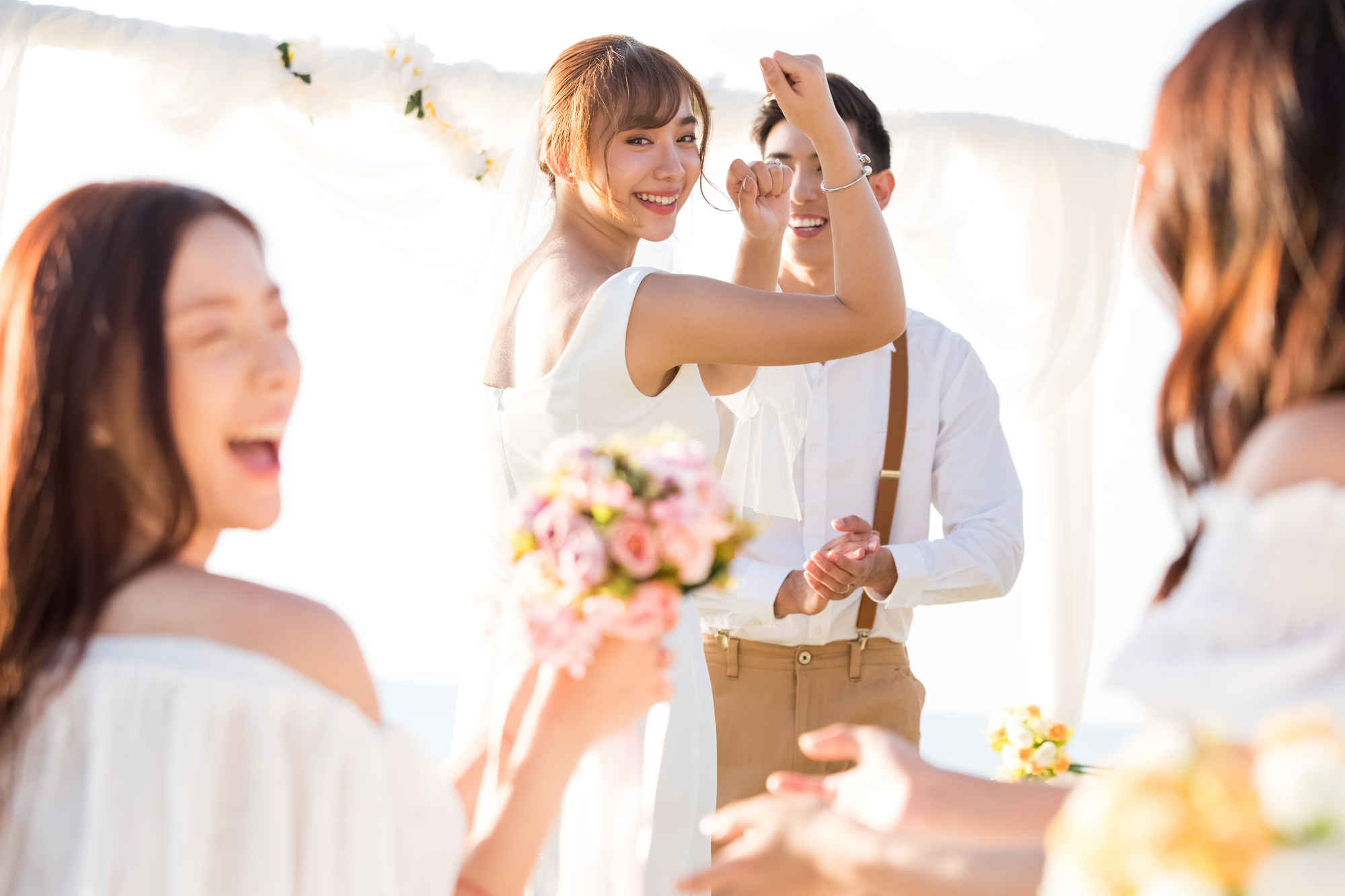 ブーケじゃなくてもいい！？面白さ満点のブーケトスの代わりのアイデアとは！結婚準備ROOM