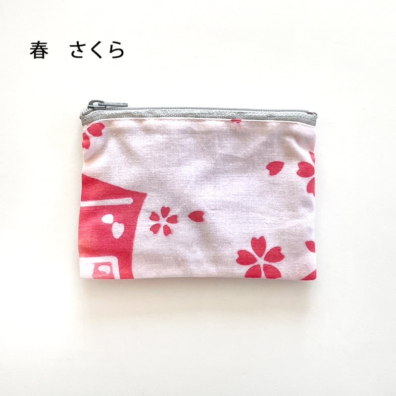 けろ吉手ぬぐいで作った ちいさなポーチと 小紋手ぬぐいで作ったポーチが 入荷しました 国内の縫製工場さんが 頑張ってくれました仲見世店・公会堂横通り店にて 扱っております 各1,320円ですけろ吉手ぬぐいポーチ浅草小池商店