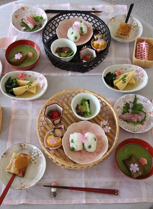 佐倉市の若山動物病院です！春の季節に向けて桜ぼんぼりをスタッフで手作りしました♪