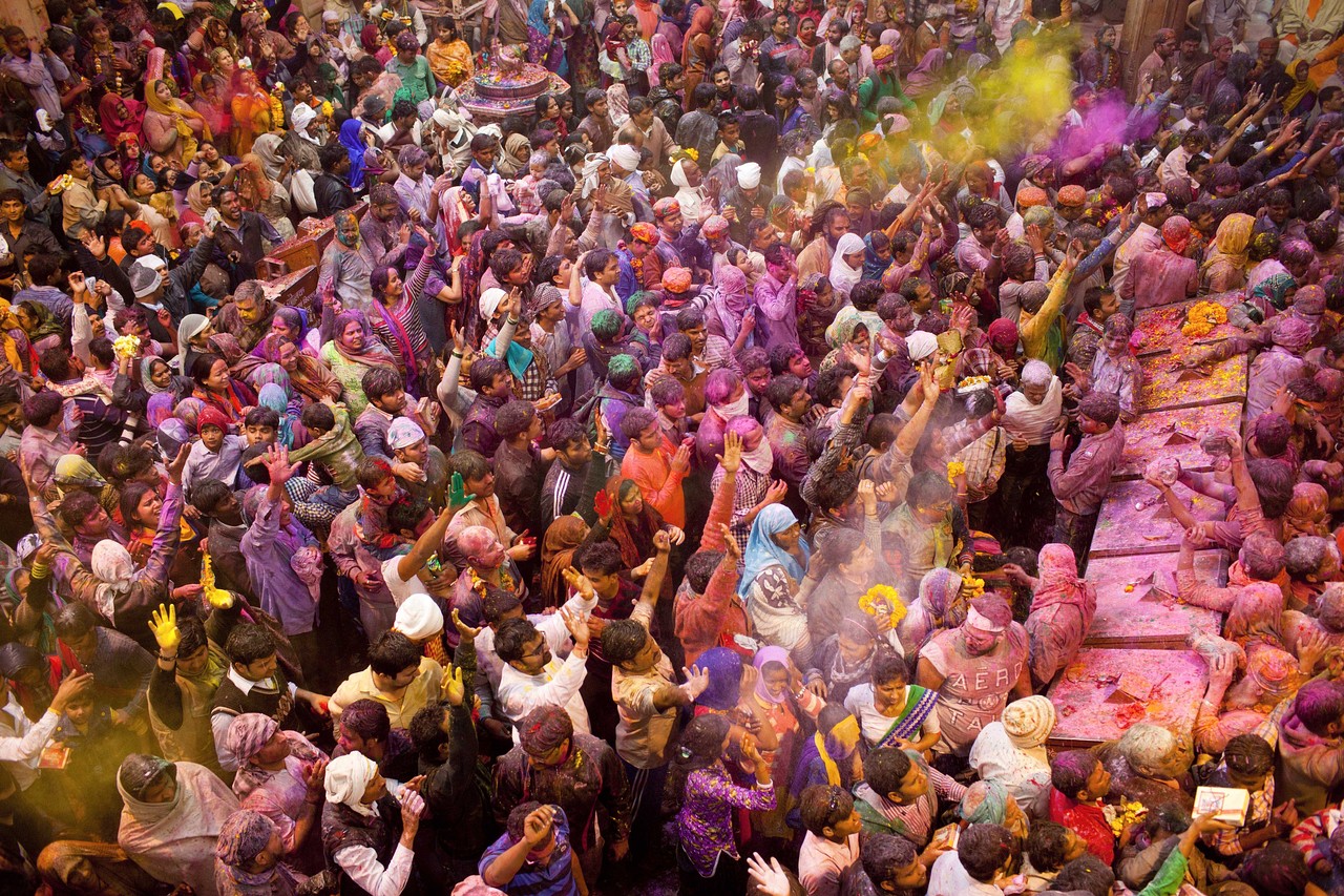 ホーリーを演奏し、笑顔を美しいインドの女の子のショット。若い女性の顔に黄色を塗る人。インドのホーリー祭の日に幸せなインディアンガール。」の動画素材 ロイヤリティフリー 1088666485Shutterstock