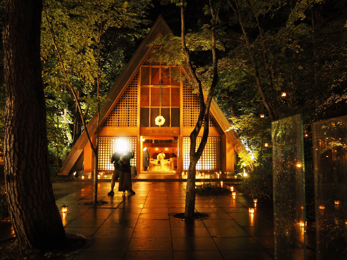 こんにちは、軽井沢観光協会です！今年の夏も軽井沢高原協会には、幸せを願うランタンが灯されます✨ ８月31日まで開催中の「 軽井沢高原教会サマーキャンドルナイト」の今年のテーマはMoment モーメント 」。「今この瞬間や人と人との繋がりを大切にしてほしい