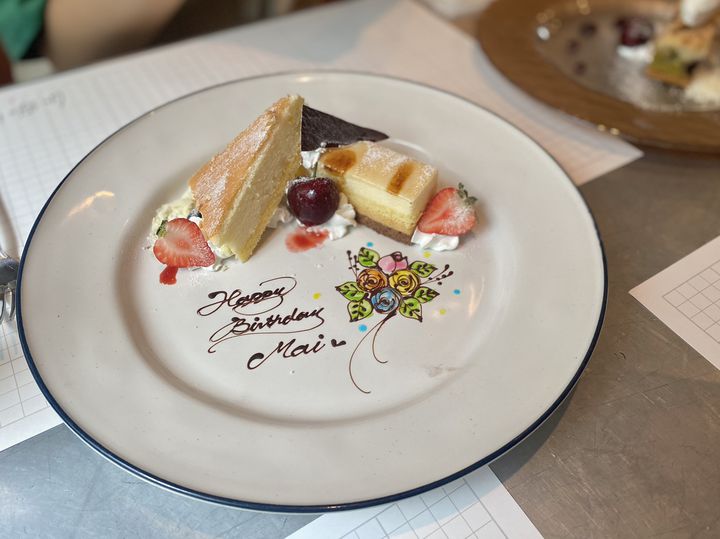 お誕生日ケーキのメッセージプレート、名前の後は何つける？さきん家のお酒とご飯