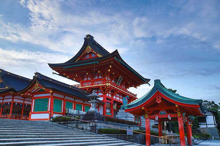 鎌倉 佐助稲荷神社幻想的な鳥居のトンネルと白狐。源頼朝を導いた「出世稲荷」でお仕事運アップ鎌倉地域Webメディア かまくらいふ