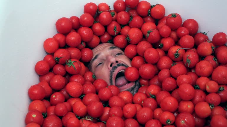 スペインで恒例のトマト祭り、132トン投げ合い赤一色に 字幕・28日ロイタ