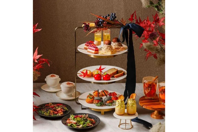 明治神宮外苑で「東京クリスマスマーケット2025」巨大クリスマスピラミッドが登場 - ファッションプレス