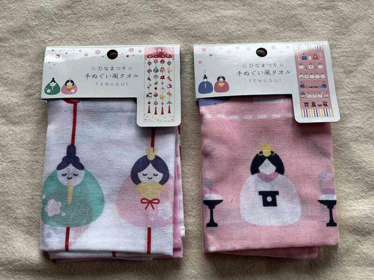 セリアのひな祭りマスコット 可愛くていっぱい買ってしまった🫣🎎🌸 ディスプレイスタンドで雛壇作ったら 可愛く飾ることも出来ました🥰🎎❤️ディスプレイスタンド重ねて５段や７段も 作ってみたいと思ってるので また作れたら載せます🥰🎎❤️ 参考になれば嬉しいです