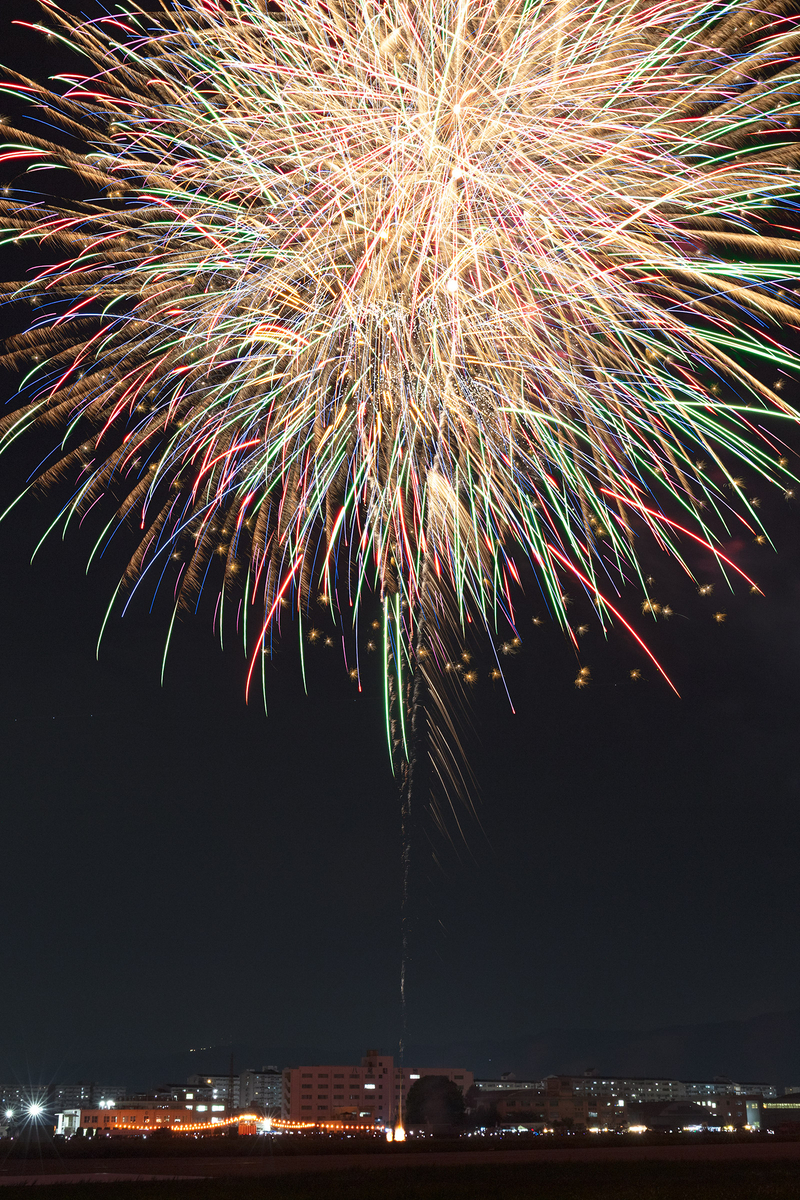 花火大会のお知らせ🎆 , 🗓️2025年8月1日 金 19:40〜, 📍北日本新聞納涼花火大会富山会場,神通川有沢橋下流付近 ,平和の願いを込め、鮮やかな花火が富山の夜空を彩ります。,毎年8月1日に行われるこの納涼花火大会は、富山大空襲 1945年 昭和20年 8月1日～2日 から2年後に、犠牲者の鎮魂と復興、平和への願いを込めて始まりました。今年で77回目を迎えます。,