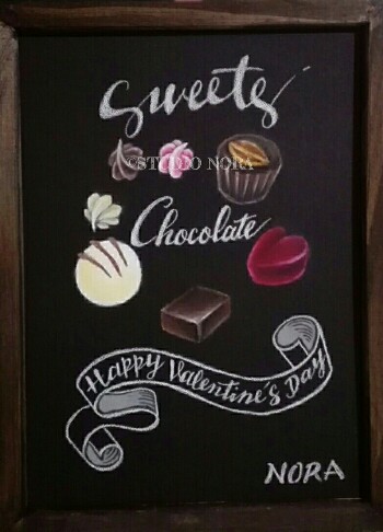 黒板をバレンタインに変えました☺️💕社長と店長に「コピーが決まってるね〜！100万本の薔薇！！」とからかわれましたが😅もっと控えめに100本です！笑菓子処六味庵南陽市バレンタイン薔薇オファリングボード黒板アート