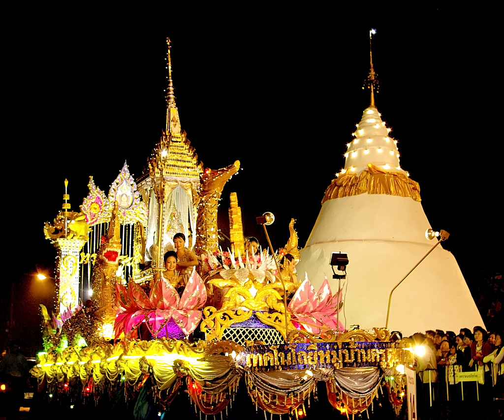 ラプンツェルのモチーフになってるタイ・チェンマイのロイクラトン祭りに今年も参加🇹🇭間違いなく死ぬまでに見たい絶景の一つ！@momo✈︎年間100泊するプロ遊び人タイコムローイ
