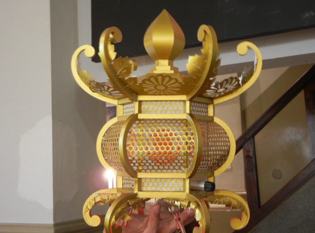 2024年 山鹿灯籠まつり 熊本県山鹿市、山鹿温泉にある大宮神社の祭り。 民謡「よへほ節」のメロディーにのって浴衣姿の女性が、 金灯籠を頭にのせ市内を踊り歩く。よ〜へ〜ほ〜♪ 今年も行って来た。 古の町並みと灯籠の灯りが織り成す幻想的な風景よき💕 蒸し暑い中