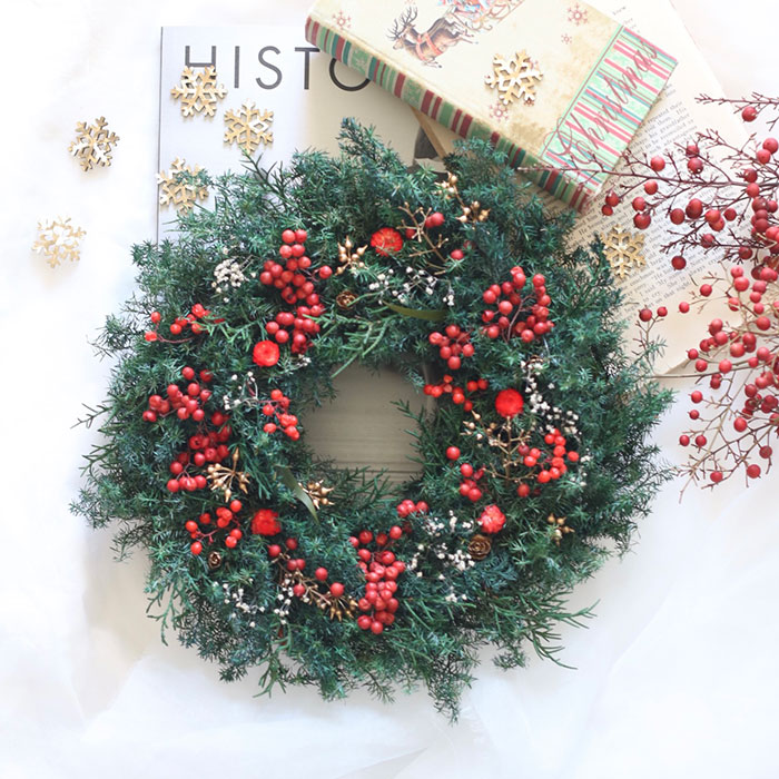 真似したくなる！手作りクリスマスリースのデザイン例43選 100均アイテムのみで作れる作例もRoomClip mag暮らしとインテリアのwebマガジン