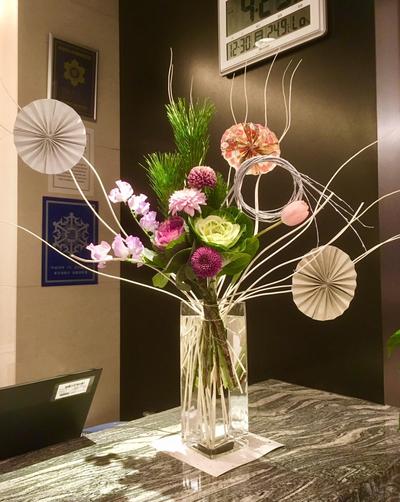 楽天市場 楽天１位 正月飾り 正月 花 アレンジメント ５種 お正月 アレンジ 花由 生花 お正月飾り 玄関 玄関飾り 花飾り モダン おしゃれ 正月花生け花 お歳暮 お年賀 ギフト 迎春 フラワーアレンジメント プレゼント 自宅用 会社 送料無料 2025 : フラワーマーケット花由