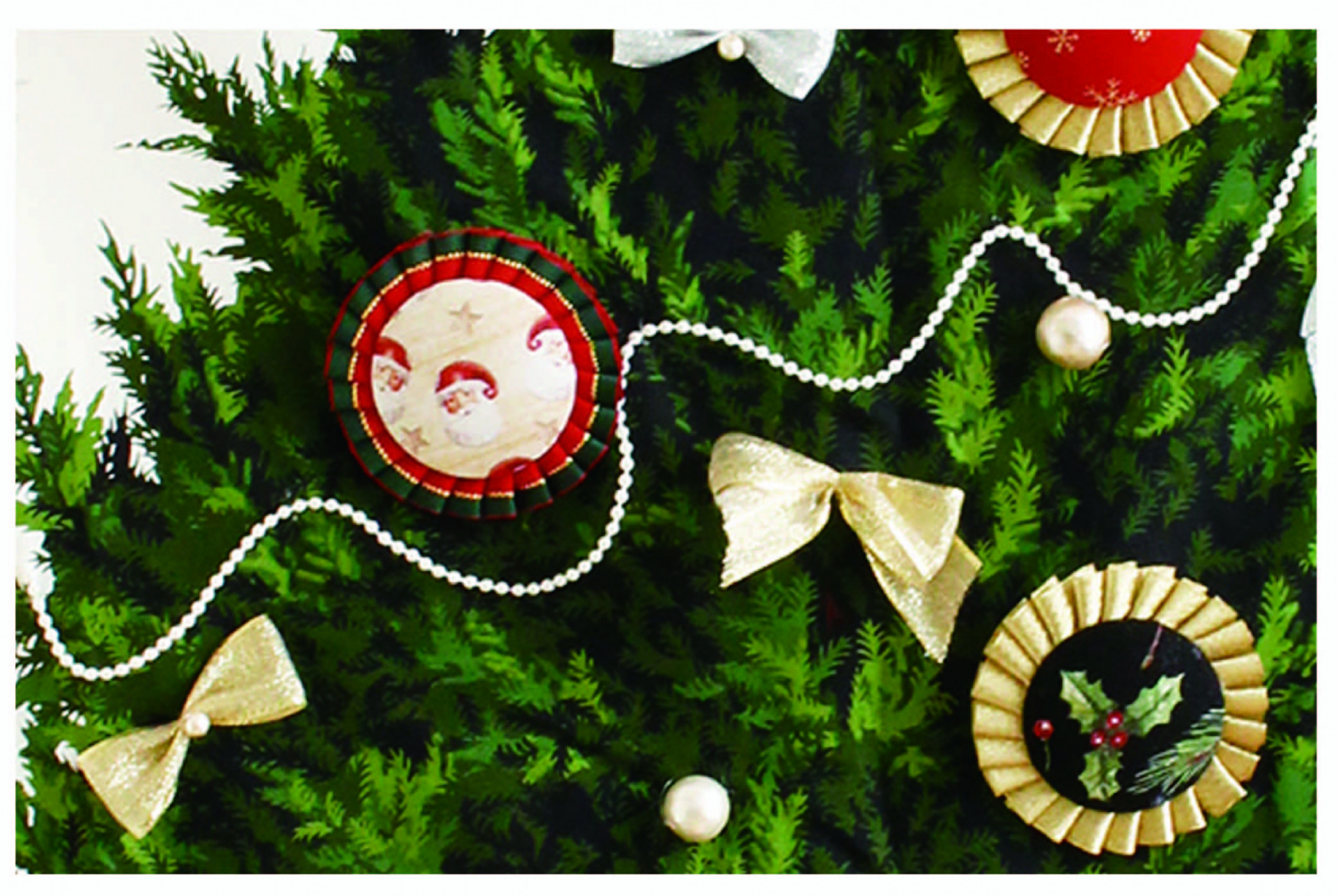 今年のクリスマスは何を作る？素敵なクリスマス柄の生地が入荷！！リボン刺繍とパッチワークで華やかなキルトを作り笑顔いっぱい幸せになるリボンフラワーキルト®スクール 山梨県甲州市・東京都新宿区