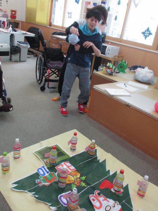 運動レク「お手玉山のクリスマス棒倒し」 愛の泉デイ