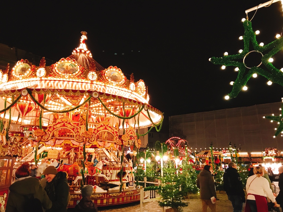 冬のヨーロッパ周遊旅🇦🇹🇨🇿🇩🇪 ⁡ ニュルンベルクのクリスマスマーケット🎄 ⁡正式名はドイツ語でChristkindlesmarkt。 「クリストキント」はキリストが 愛した幼い子供の天使を意味しています。 ⁡ ニュルンベルクのハンス・ザックス広場で開かれる子どもクリスマス