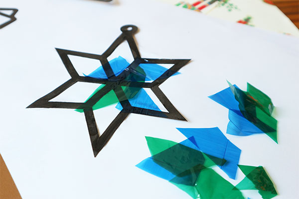 クリァステンドグラスのクリスマスツリークリスマス製作 ラミネーター不要！透明おりがみで簡単♪ステンド