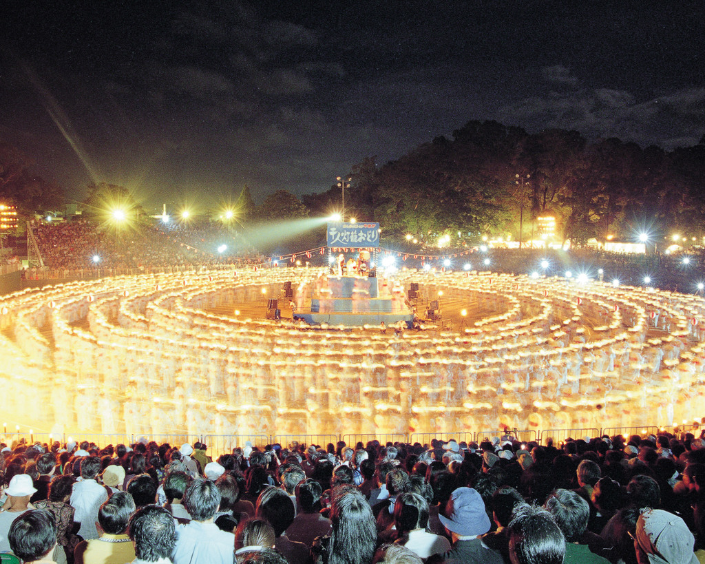 浴衣姿の女性1000人が幻想的な踊り披露 熊本・山鹿灯籠まつり「千人灯籠踊り」毎日新聞
