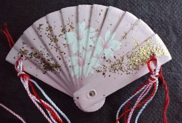 折り紙の扇子に雛人形を飾ってみました🎎🌸 2枚目はうさぎちゃんと桃の花で飾った扇子＊ 3枚目は動物たちが扇子で遊んでいます＊春は桜や菜の花模様、夏は花火や金魚の模様など、扇子に使う折り紙の柄を季節に合わせて変えるのも楽しそうです♪扇子雛人形桃の