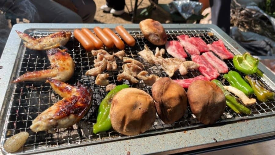 淡路島のBBQにおすすめ施設 淡路島の最高のロケーションでBBQを楽しめる おすすめの５つのスポットをご紹介します。 淡路島の豊かな食材を使用した各施設のメニューは手ぶらで訪れてもOK 気軽にアウトドアを楽しめます。 ① FrogsFARM PICNIC GARDEN @frogs_farm 📍 淡路