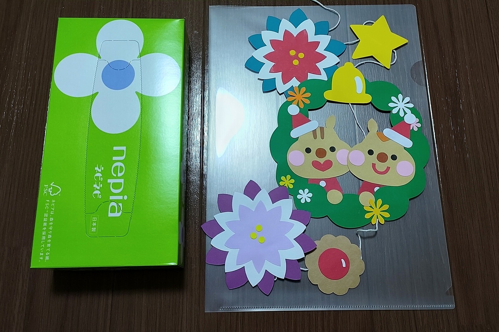 1２月の壁面飾り－色画用紙で作るクリスマスリース図工人