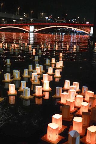 大切なあの人と見たい。日本国内で観られる光の絶景「灯篭流し」12選RETRIP リトリップ