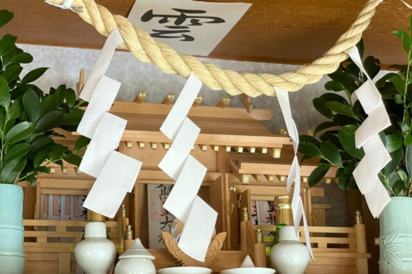 神具などお供え物はどう飾る？神棚の祀り方 配置 を画像で解説お仏壇のはせがわ 公式