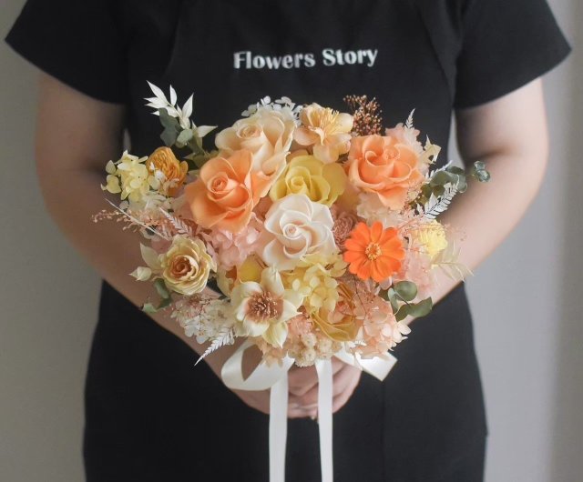 ソファwedding⭐︎新郎さんがお好きなドウダンツツジと黄色・オレンジ装花で華やかに♪結婚式結婚式コーデウェディング装花ウェディングフラワー高砂装花高砂装飾高砂ナチュラルウェディングナチュラルフラワー 披露宴披露宴会場コーディネート