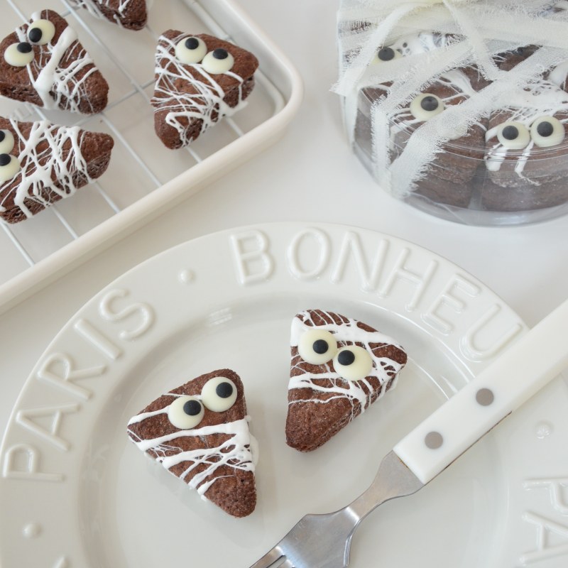 今日はハロウィン🎃👻子どもたちは、ペットボトルで作ったかぼちゃバック🎃にハロウィンハイチュウやお菓子を詰めて、嬉しそうに学校へ行きました♪折り紙でおばけ👻ステッキもつくりました！エンゼルPLUS by 森永製菓