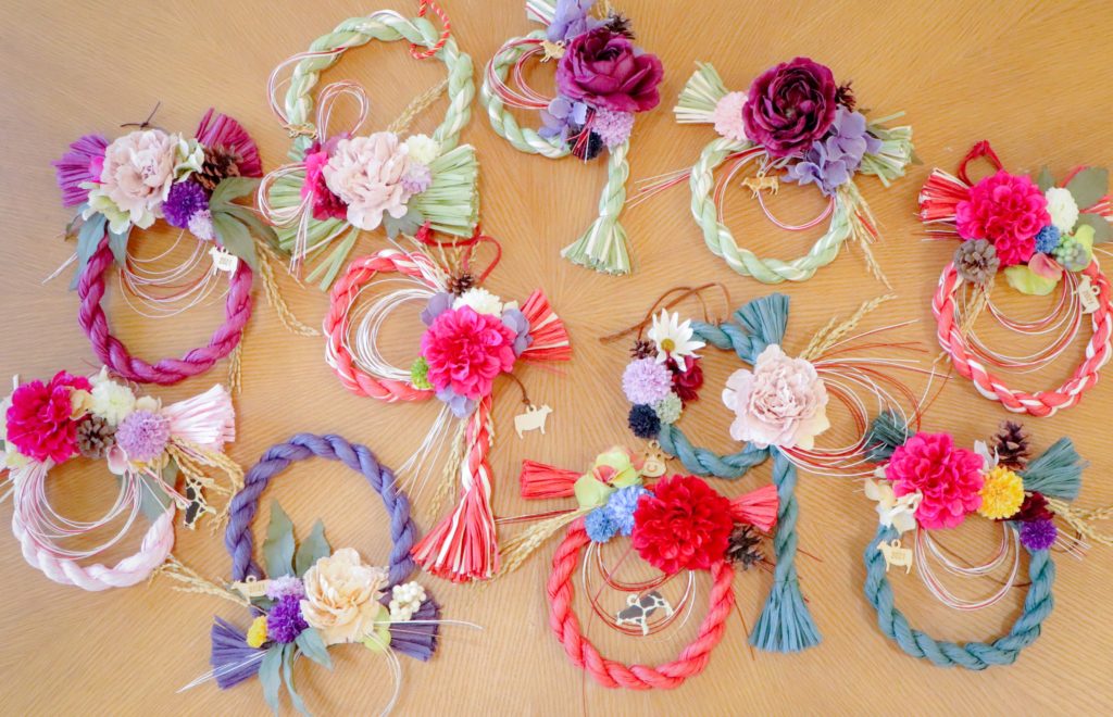 100均でしめ縄リース! 作り方付Handmade やDIY、植物あそびが好きです🌿 作り方つきで多肉にあう雑貨の作り方とアレンジ等を投稿しています。@a_piece_of_dream 🌱 ・ ・ しめ縄リースの手作りって可愛いですよねッ。 クラフト店では赤や紫、紙や紐のベースが売られ