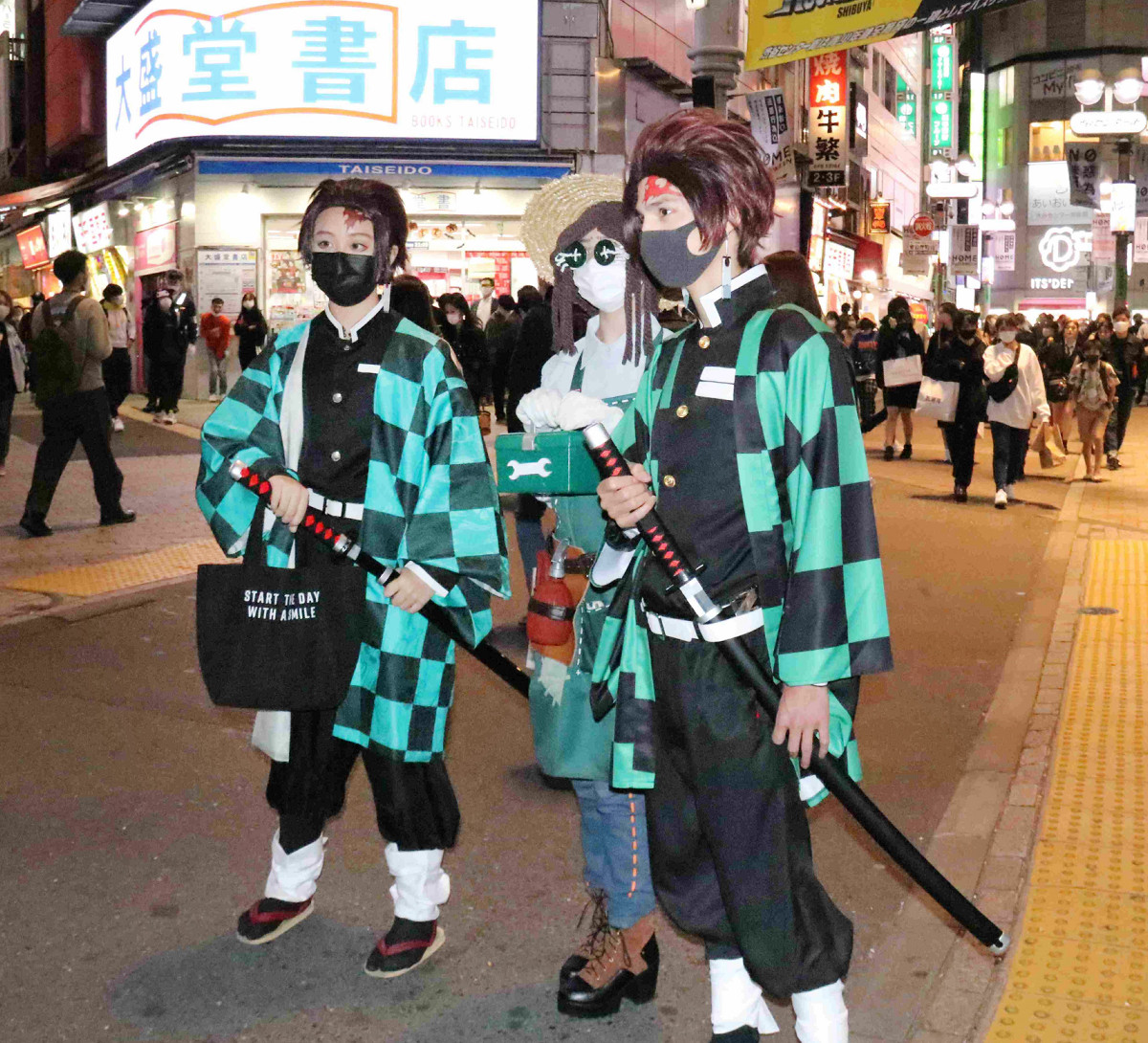 ハロウィン仮装スナップ - 渋谷に溢れるピカチュウ、りゅうちぇる、ハーレイ・クイン - ファッションプレス
