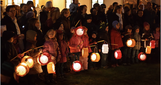 11月11日 土 体験！シント・マールテン祭、利根運河交流館で開催します。無料・申込不要。10時～15時の間に利根運河交流館に来てください😊✂️ランタンを作って 🌷球根を植えて 🍫お菓子をゲットしよう！ 3枚目の写真は昨年シント・マールテン参加の皆さんに植えて頂き