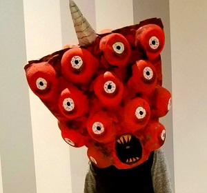 📌節分の鬼のお面製作 紙袋を使用して迫力のある 鬼のお面を作りました！ 目のになる部分を切り取ると 年長さんでもスッポリ被れるお面です👹これで小さいクラスを驚かすと 泣いてしまう子もいるほどの迫力👏笑 子ども1人1人が好きな色を選び カラフルな鬼が完成しました