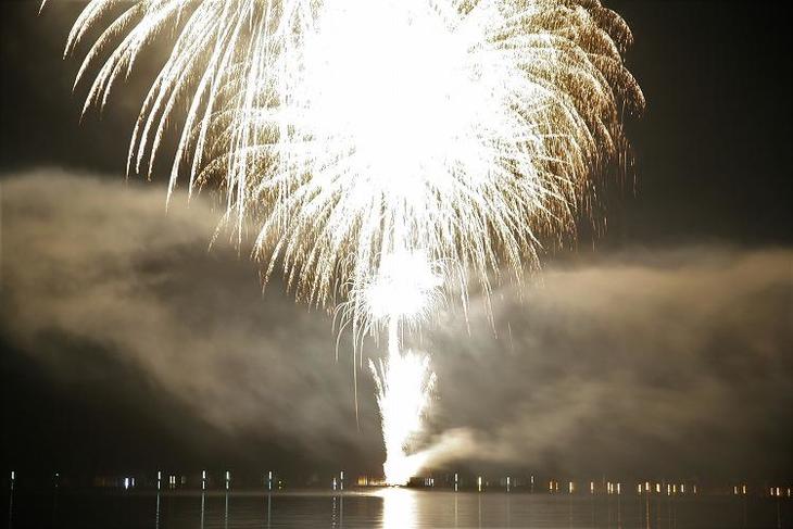初の伊根花火へ🎆 舟屋が建ち並ぶ伊根湾のど真ん中から打ち上る花火は圧巻でした🤩 フィナーレを一枚撮りで 📸 □□ □□Date：2024 8 24 Location：京都府伊根町 □□ □□京都伊根町伊根花火伊根の舟屋海の京都京都