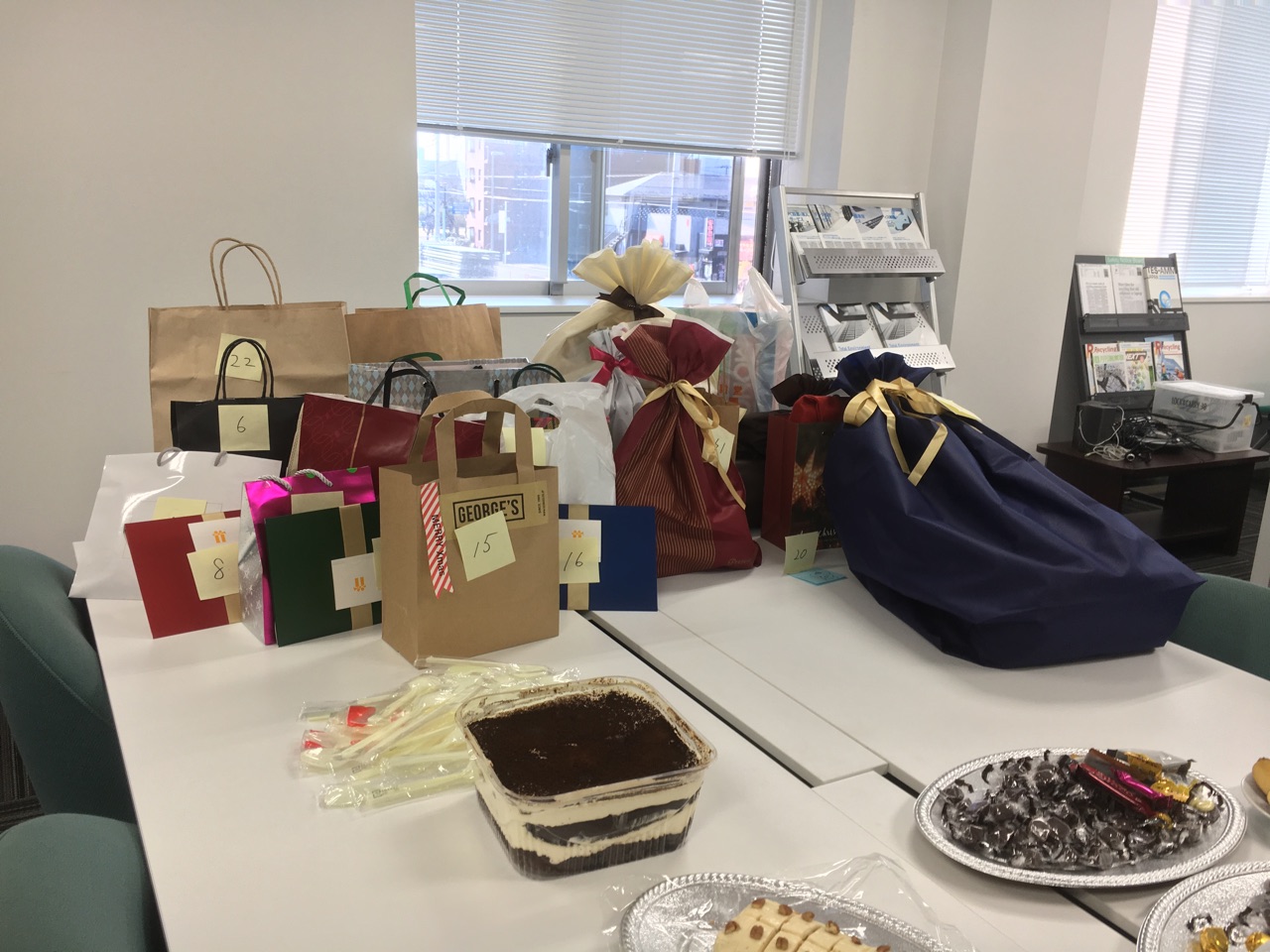 4,907 プレゼント交換 Stock Photos, High-Res Pictures, and Images - Getty Imagesパーティー, ギフト, クリスマス