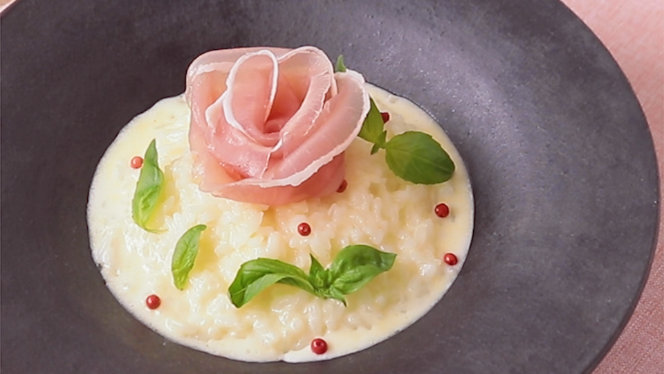 バレンタインに作りたい！ レシピ4選まとめました💝 動画と静止画両方載せてるよ✍️ . 絶品ハンバーグ 苺とモッツァレラと生ハムのサラダハート型マリネ ビーツのポタージュ バレンタインバレンタインレシピバレンタインごはんバレンタイン料理ハンバーグ