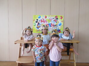 🌷0歳児クラスちゅうりっぷ組🌷, 先日行なわれた９月のお誕生会の様子をお届けします✨,先生からの出し物は『不思議なポケット』のペープサートでした！🌟, ポケットをたたく度に出てくる食べ物を、不思議な顔で見つめていましたよ👀♡,９月生まれのお友達、お誕生日おめでとうございます🎈,0歳児誕生会保育士さんと繋がりたい ,不思議なポケットペープサート