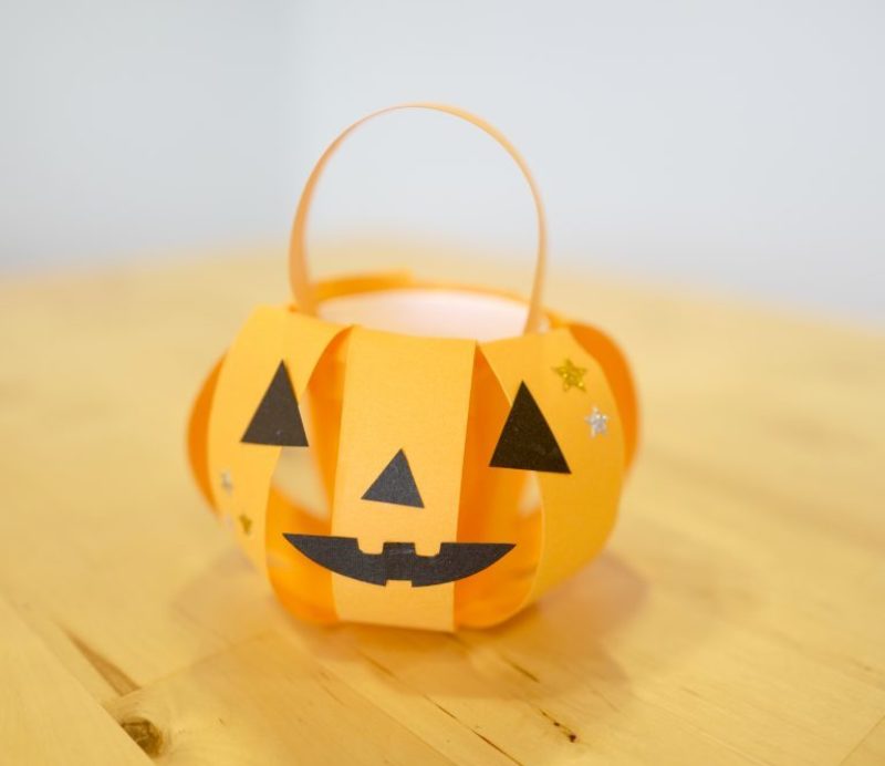 子供と一緒に楽しめる♪ 簡単工作でハロウィン小物を手作りしよう