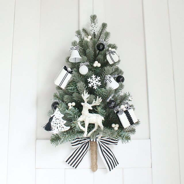 黒で揃えるクリスマスデコレーションHOME DISPLAY